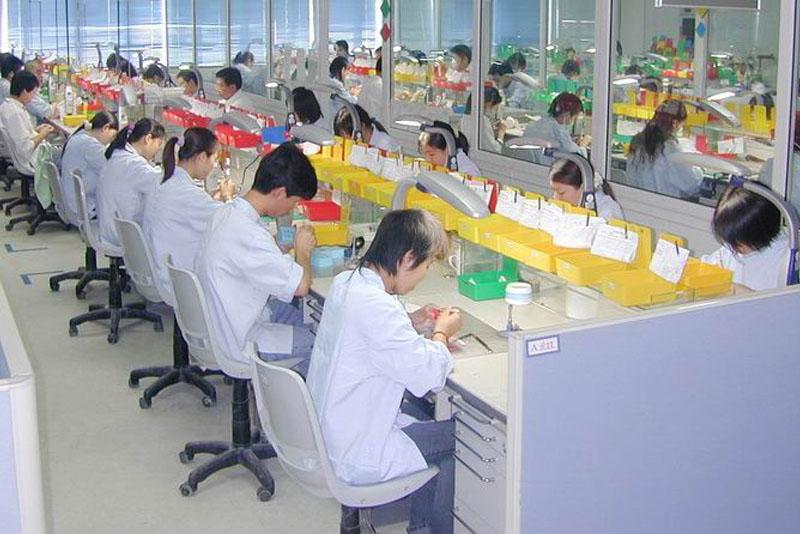 Contrôle qualité et finitions céramiques — production Smile sous supervision française